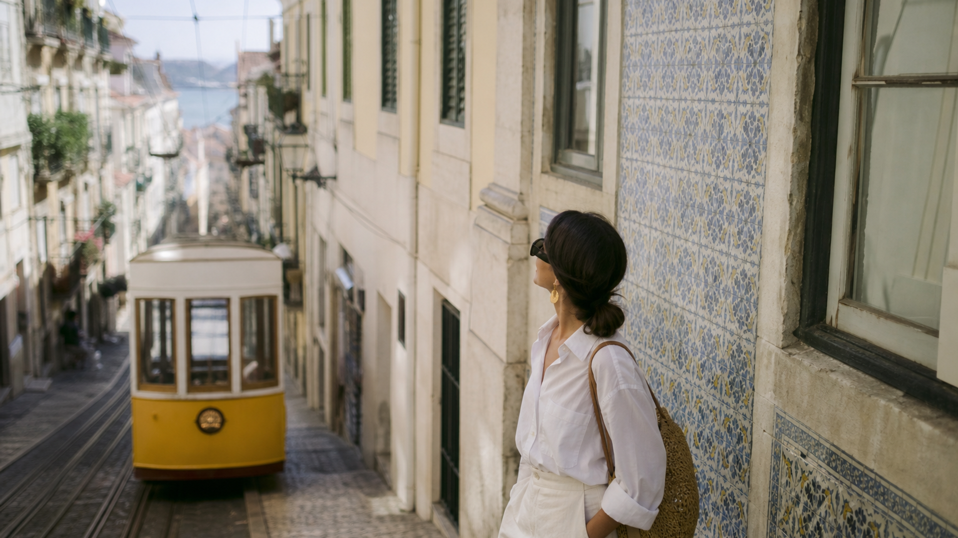 Rua histórica de Lisboa com fachadas azulejadas e luz da tarde, fotografia editorial de lifestyle e território português.